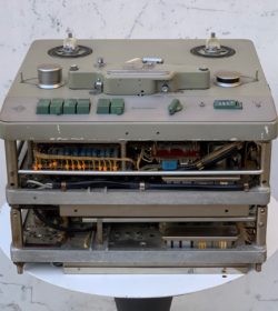 Telefunken M5B: das erste transistorisierte kompakte Stereo-Studiotonbandgerät.