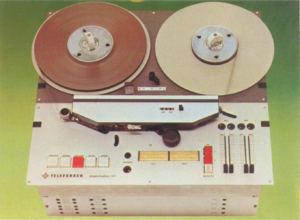 Die TELEFUNKEN M12 kam 1973 als transportable Maschine mit eingebautem Mischpult auf den Markt. Gedacht waren diese Geräte primär für den Außeneinsatz, Redaktionen oder für den Einsatz im Ü-Wagen.